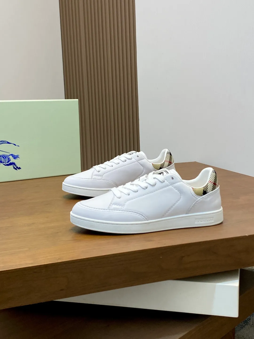 Men's men's shoes 💰400【New style】⛺️⛺️𝐁𝐔𝐑𝐁𝐄𝐑𝐑𝐘# Burberry's new war horse plaid casual sneakers, new terrace casual sneakers·Burberry's classic elements, super comfortable shoes··Knight blue anti-slip soles Finally I saw the latest diagonal plaid sneakers, the color is really nice and can be worn with any kind of sneakers. The sneakers are made of cotton blended fabric. Crafted in an Italian workshop, it features a worsted Burberry check pattern. Featuring a mesh lining and checkered laces, the rubber sole features the archive Burberry monogram. From Burberry's iconic collection, these wardrobe staples are interpreted with the brand's signature style. The round toe is embellished with the Equestrian Knight logo (EKD) label on the tongue. The leather insole is embellished with the Burberry letter logo on the sole. Size: 38-44 (customized for 45 and 46)